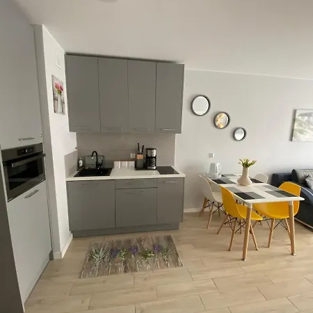 Cozy With Garage Not Far From The شقة